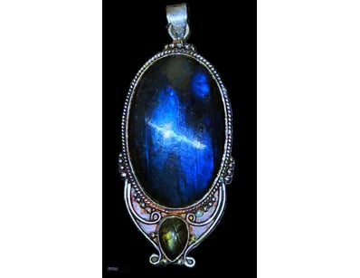 77.5 CARATS SILVER AND LABRADORITE PENDANT        ...