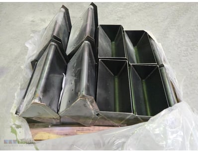 Industrial black elevator buckets 


Qty 20 to lot...