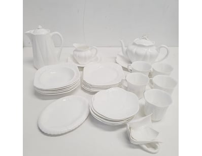 SHELLEY ENGLAND PORCELAIN TEA SERVICE

Comprehen...