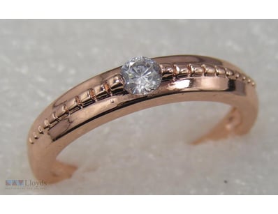 GOLD COLOUR RING SIZE 8        

Condition: Good -...