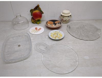 Charming kitchenware and decorative collection. 

...