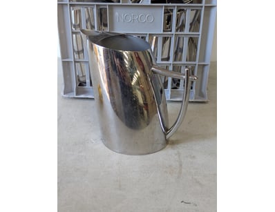 Water jugs, metal, 19cm high

SOLD AS LOT

