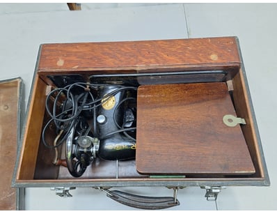Singer Sewing Machine In Timber Case

