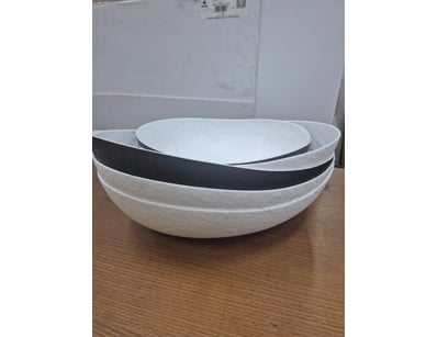 Mix of small and large salad bowls. 

Sold as lot...