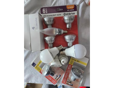 Mix Of A Varity Of Light Bulbs, 15-20 Pieces