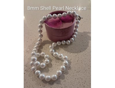 WHITE SEA SHELL 8MM PEARL NECKLACE         

Condi...