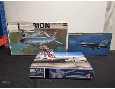 LOT OF THREE VINTAGE AIRCRAFT MODEL KITS - HASEGAW...