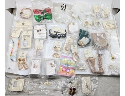 COLLECTION OF JEWELLERY PIECES INCLUDING EARRINGS,...