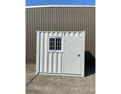 8FT STORAGE CONTAINER 

FEATURES: 
-	One Lockab...