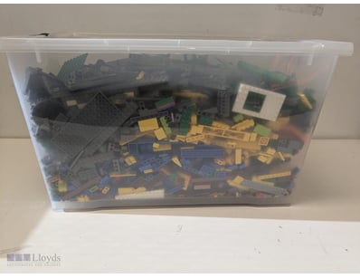 LARGE COLLECTION OF LEGO BRICKS AND COMPONENTS IN ...