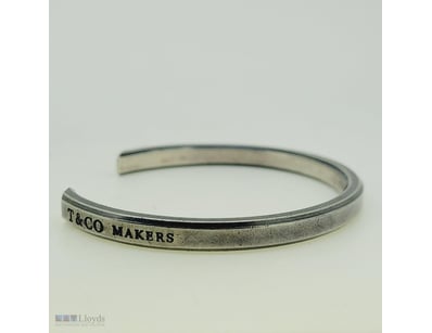 TIFFANY AND CO MAKERS 925 BRACELET WITH POUCH


48...