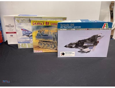 LOT OF 4 UNASSEMBLED SCALE MODEL KITS - MILITARY A...