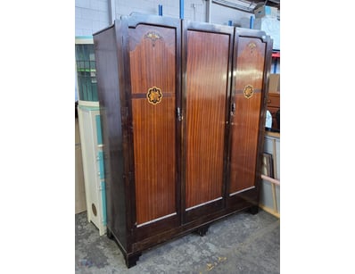 Wardrobe, three-door with hanging space

Dimensi...