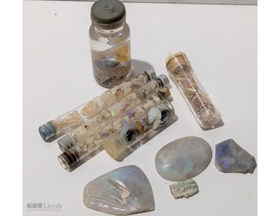 AUSTRALIAN OPAL SAMPLES & SMALLER OPAL CHIPS IN GL...