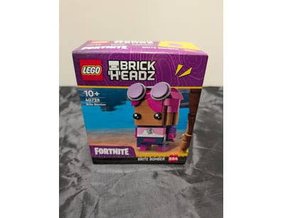 **UNRESERVED** LIFETIME COLLECTION OF LEGO PART... - Lot 336