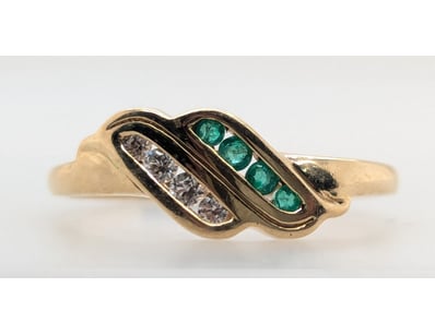 9CT YELLOW GOLD EMERALD AND CZ RING


583010+23...