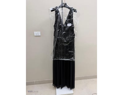 BLACK SLEEVELESS EVENING DRESS WITH RUCHED WAIST D...