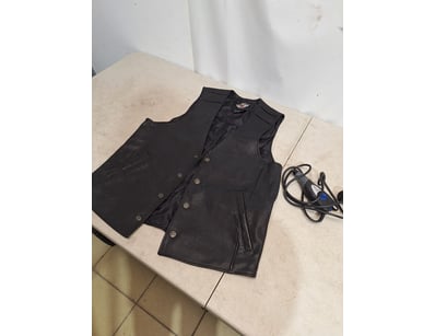 1 x HARLEY DAVIDSON Black leather vest, size M,  1...