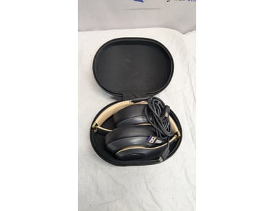 UNRESERVED Airport - Lost Property (A980) - Lot 326