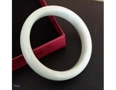 CHINESE LIGHT GREEN JADE BANGLE BOXED        

Con...