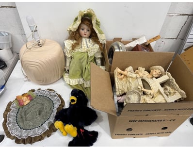 Extensive collection of vintage collectibles and h...