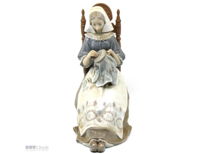 LLARDO FIGURINE "LADY SEWING NIDLEPOINT".      

C...
