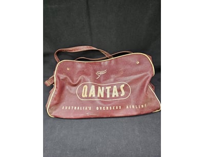 QANTAS AIRWAYS LEATHER STYLE TRAVEL BAG.

Item S...