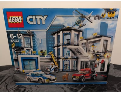 **UNRESERVED** LIFETIME COLLECTION OF LEGO PART... - Lot 344