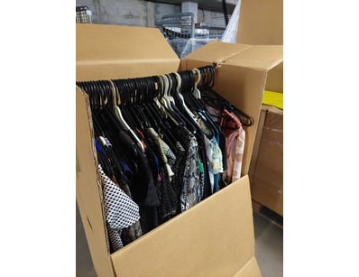 Bulk lot of approximately 40-50 women's clothing i...