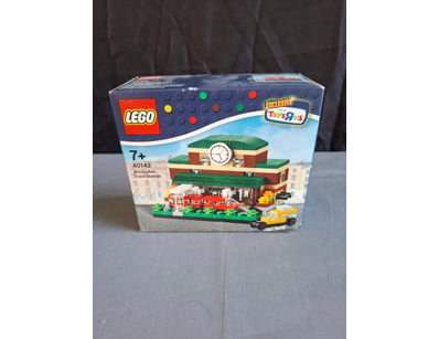 **UNRESERVED** LIFETIME COLLECTION OF LEGO PART... - Lot 390