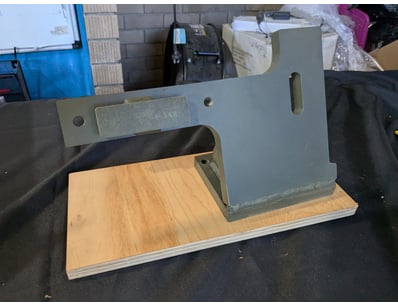 Mounting Bracket, Mast, Right