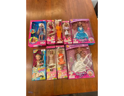 Assorted lot of dolls 

Note: sold as lot

