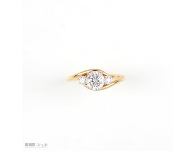 1.28 CT ROUND THREE-STONE RING IN 18KT YELLOW GOLD...