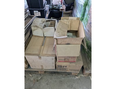 Bulk lot of glassware and tableware comprising mul...
