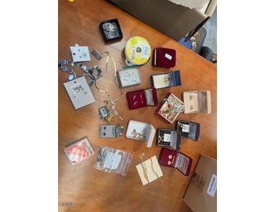 Assorted lot of costume jewellery 

Note: Sold as ...