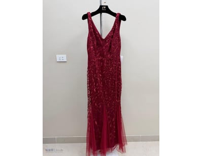 BURGUNDY BEADED EVENING GOWN WITH TULLE SKIRT

Ite...