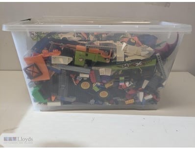 LARGE COLLECTION OF ASSORTED LEGO BRICKS AND COMPO...