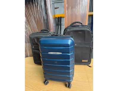 Lot comprising three travel bags in varying styles...