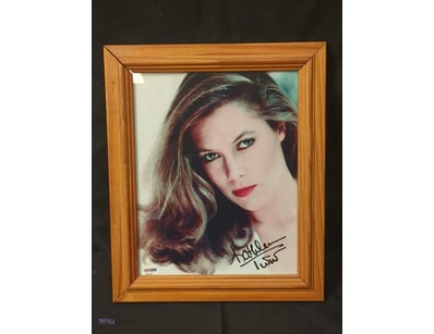 THIS FRAMED PHOTOGRAPH FEATURES AMERICAN ACTRESS K...