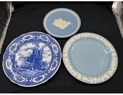 COLLECTION OF SPODE COMMEMORATIVE PLATES AND WEDGW...
