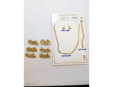COLLECTION OF FAUX GOLD COSTUME JEWELLERY PIECES I...