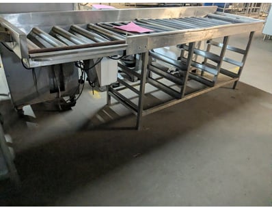 Industrial stainless steel conveyor system featuri...
