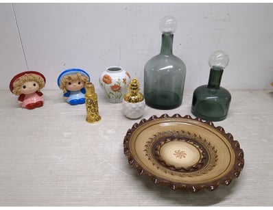 Eclectic mixed lot comprising vintage decorative i...