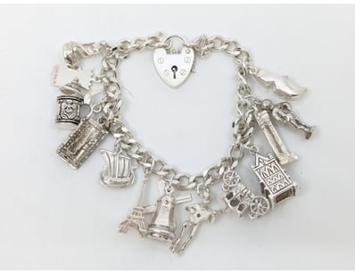 SILVER CHARM BRACELET


583010+69


