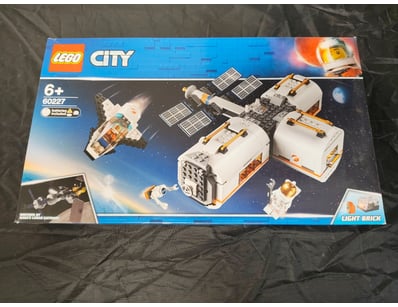 **UNRESERVED** LIFETIME COLLECTION OF LEGO PART... - Lot 663