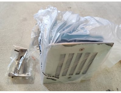 RRP $119.90 Lummax Recessed Louvered Step Light. 1...