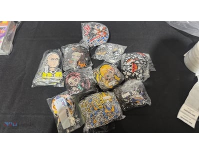 Assorted decorative patches 

Note: sold as lot
...