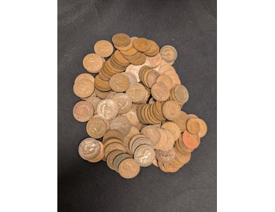 UNITED KINGDOM HALF PENNY COINS, ASSORTED YEARS IN...