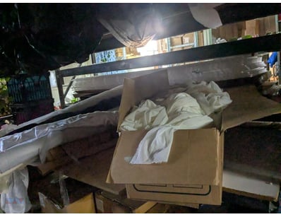 Comprehensive linen and textile lot comprising whi...