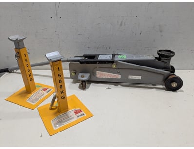 Lot comprises a 2000kg hydraulic floor jack and a ...